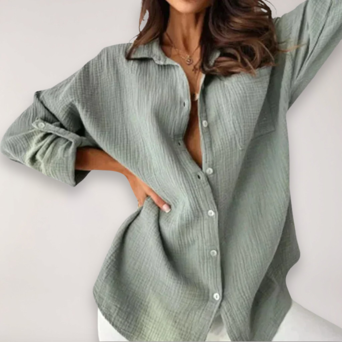 Chloe - Women's Shirt with Button Placket and Hochgekrempelten Sleeves