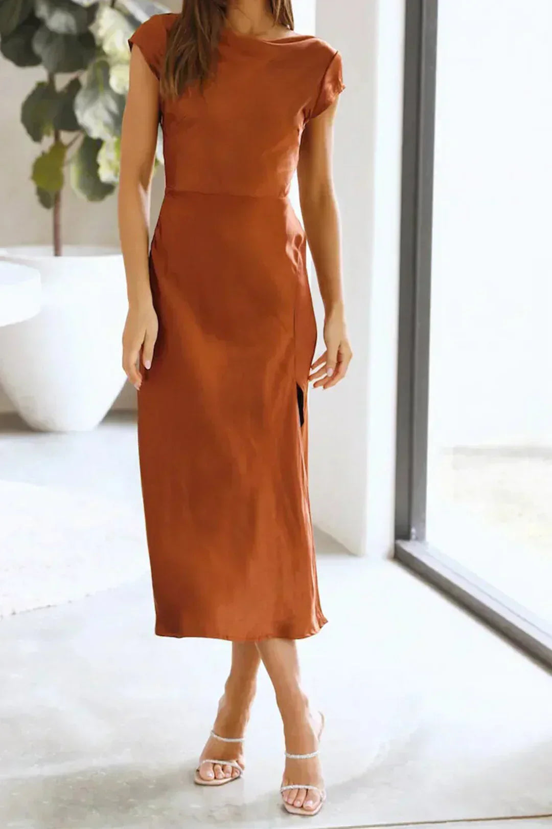 Diane - Women's Slip-Midi Dress with minimalistischer Silhouette