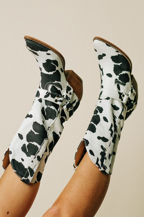 Eva - Women's Trendige Boots with Kuhfellmuster in Westernstil