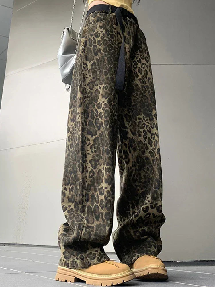 Mia - Women's Wide Geschnittene Jeans with Leopard Print