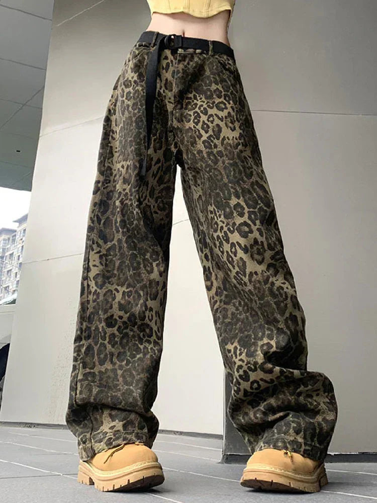 Mia - Women's Wide Geschnittene Jeans with Leopard Print