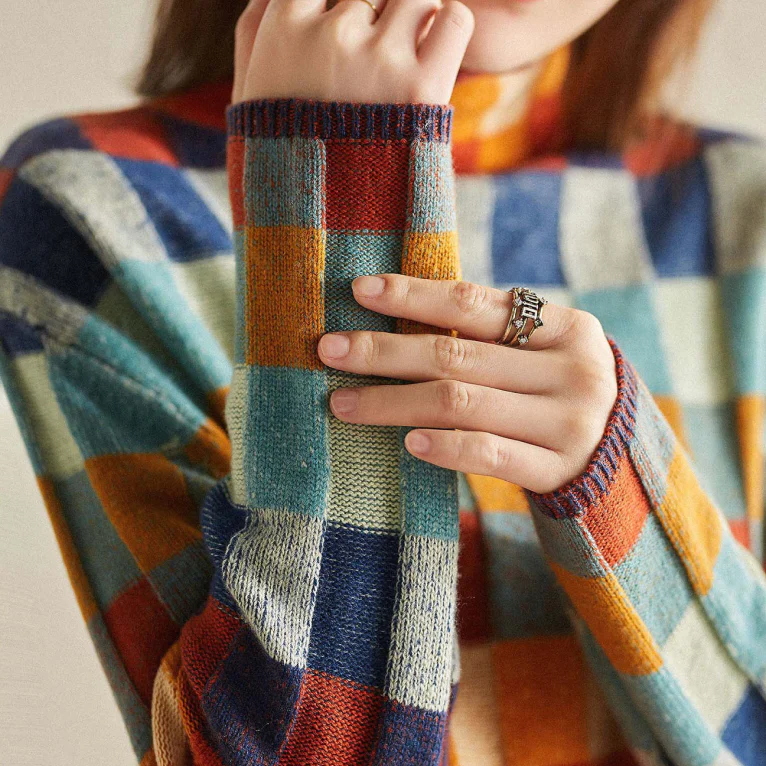 Amelia - Women's Knit Sweater with Colour Block- and Karomuster