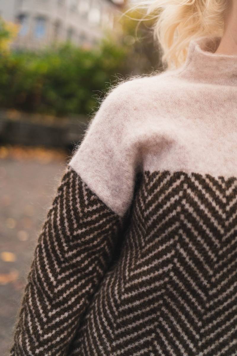 Alison - Women's Relaxed Knit Sweater with high Collar